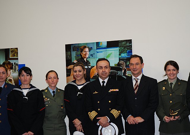 El Archivo Regional acoge hasta el 12 de marzo la exposición ‘20 años de la mujer en las Fuerzas Armadas’ - 1, Foto 1