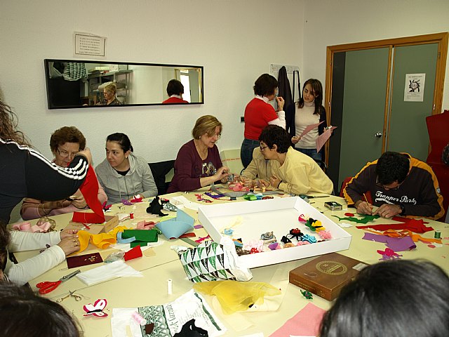 Broches para los damnificados de Haiti, en la “Semana de la Mujer Trabajadora” de Ceutí - 1, Foto 1