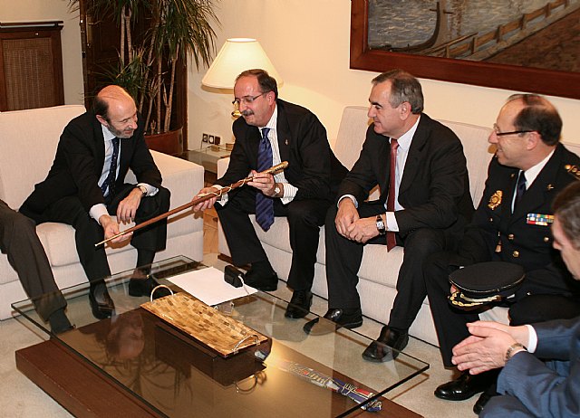 La cofradía de Nuestro Padre Jesús Resucitado, de Cartagena, entrega un bastón de mando al ministro del Interior - 2, Foto 2