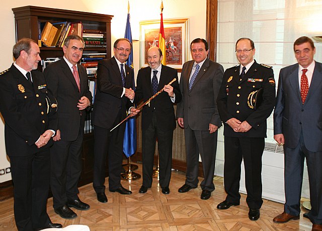 La cofradía de Nuestro Padre Jesús Resucitado, de Cartagena, entrega un bastón de mando al ministro del Interior - 3, Foto 3