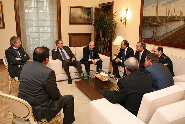 La cofradía de Nuestro Padre Jesús Resucitado, de Cartagena, entrega un bastón de mando al ministro del Interior - 4, Foto 4