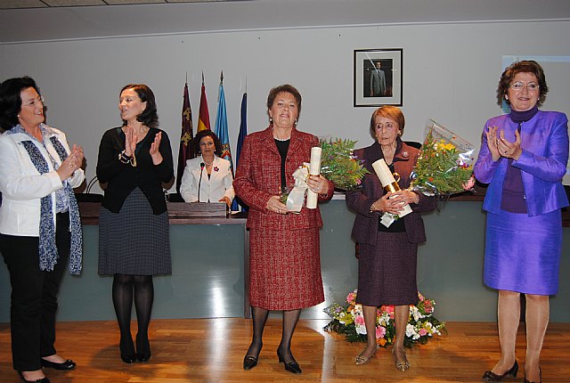 La Alcaldesa reconoce la “revolución silenciosa e inteligente” de la  asociación Amas de Casa de San Javier en su 25 aniversario - 1, Foto 1
