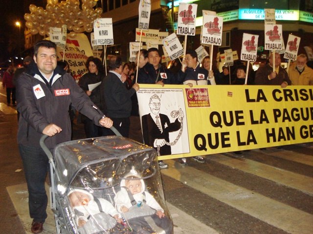 Delegados sindicales, políticos de IU y vecinos de Totana, asisten en Murcia a la manifestación convocada para defender las pensiones y los derechos sociales de los trabajadores, Foto 1