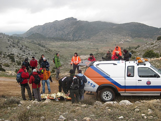 Protección Civil Totana colabora en el rescate de un senderista que se había fracturado una pierna en el Morrón Chico, Foto 1
