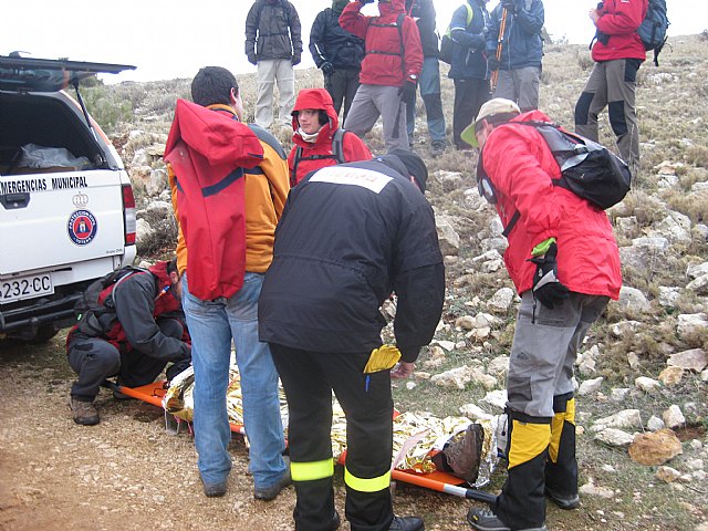 Protección Civil Totana colabora en el rescate de un senderista que se había fracturado una pierna en el Morrón Chico, Foto 2