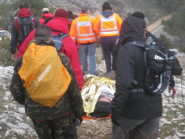 Protección Civil Totana colabora en el rescate de un senderista que se había fracturado una pierna en el Morrón Chico, Foto 3