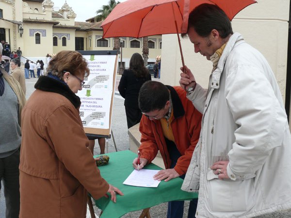 IU-Cieza prosigue con la recogida de firmas en defensa del trasvase Tajo-Segura, en el ‘Mercadillo de los Frailes’ - 1, Foto 1