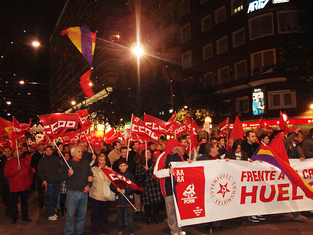 Delegados sindicales, polticos de IU y vecinos de Totana, asisten en Murcia a la manifestacin convocada para defender las pensiones y los derechos sociales de los trabajadores - 7
