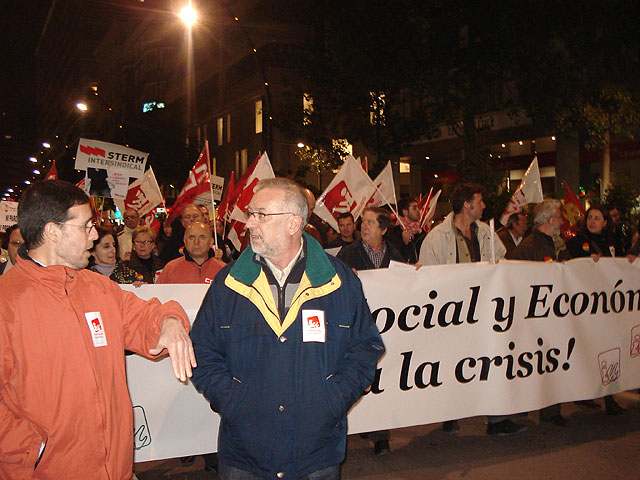 Delegados sindicales, polticos de IU y vecinos de Totana, asisten en Murcia a la manifestacin convocada para defender las pensiones y los derechos sociales de los trabajadores - 8