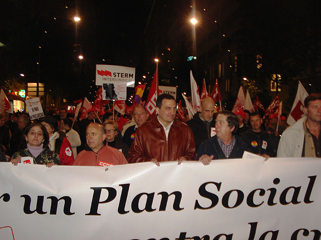 Delegados sindicales, polticos de IU y vecinos de Totana, asisten en Murcia a la manifestacin convocada para defender las pensiones y los derechos sociales de los trabajadores - 9