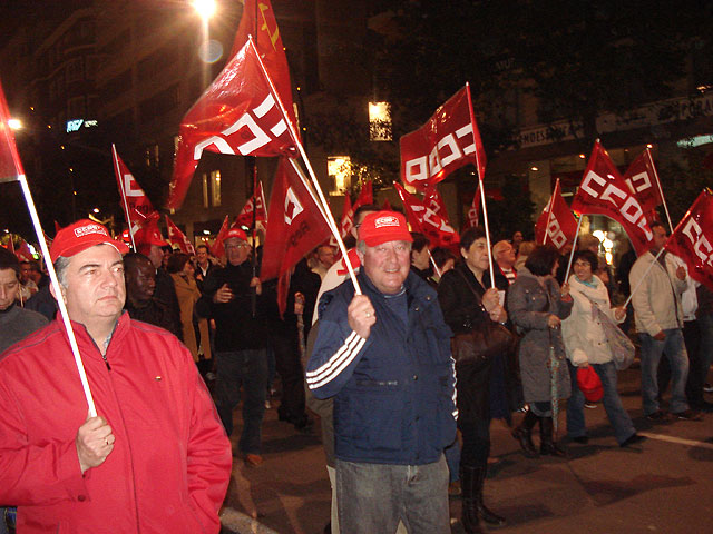 Delegados sindicales, polticos de IU y vecinos de Totana, asisten en Murcia a la manifestacin convocada para defender las pensiones y los derechos sociales de los trabajadores - 10