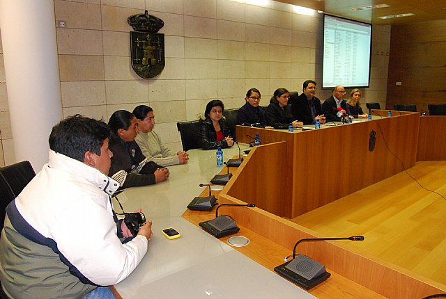 El edil de Bienestar Social e Inmigración recibe a los responsables del proyecto de codesarrollo Cañar-Murcia, Foto 2