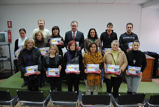 El delegado del Gobierno en Murcia entrega decodificadores de TDT  a los niños con discapacidad auditiva de APANDA - 1, Foto 1