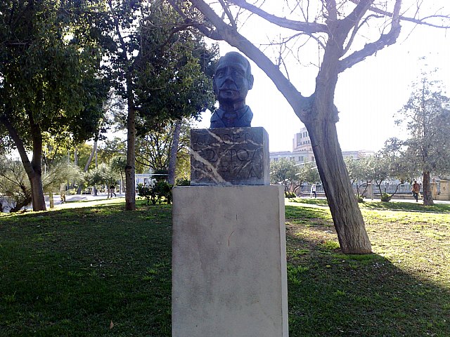 El monumento en recuerdo del poeta Frutos Baeza ya luce junto al Puente de Hierro - 1, Foto 1