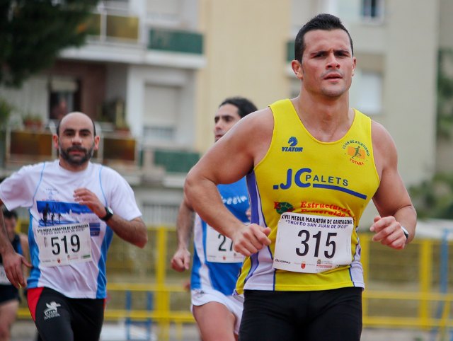 Buen papel de los atletas del Club Atletismo Totana en la XVII media maraton de Cartagena, Foto 3