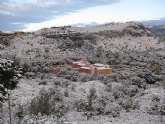 La carretera de Las Alqueras hacia el Collado Bermejo permanece cortada al trfico por la nieve y las placas de hielo que se han producido esta noche