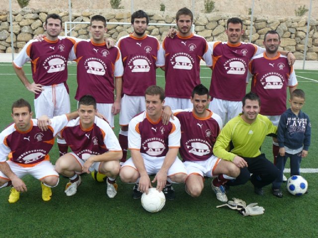 El equipo de Muebles Mondrián consigue una importante victoria en la liga de fútbol aficionado Juega limpio, tras imponerse al equipo El Zagal, Foto 1