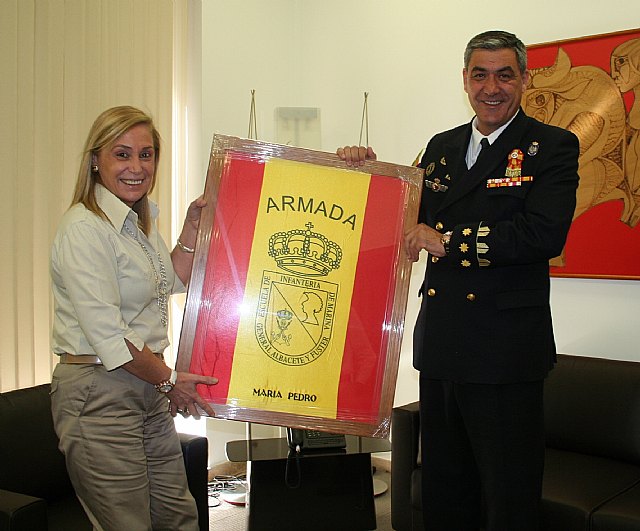 Reverte recibe la bandera-mochila del acto de juramento de la bandera de España, celebrado en La Unión - 1, Foto 1