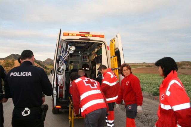 Cruz Roja de Águilas asiste a un ciclista precipitado en el Pico del Jaral, junto a los repetidores de televisión. - 1, Foto 1