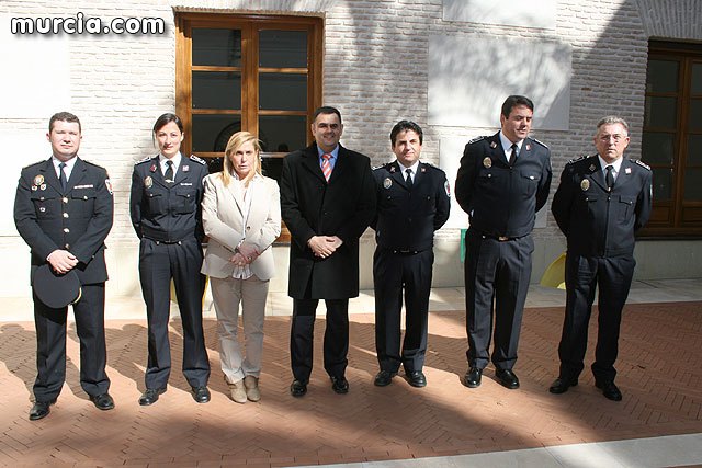Los cuatro nuevos cabos de la Policía Local de Totana reciben de manos de la Consejera de Presidencia de la Comunidad Autónoma los diplomas acreditativos de sus credenciales, Foto 1