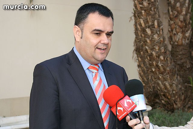 Los cuatro nuevos cabos de la Policía Local de Totana reciben de manos de la Consejera de Presidencia de la Comunidad Autónoma los diplomas acreditativos de sus credenciales, Foto 2