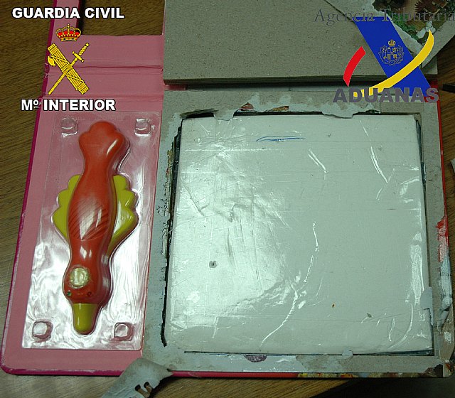 La Guardia Civil y la Agencia Tributaria aprehenden cocaína en cuentos infantiles y ropa de bebé. - 1, Foto 1