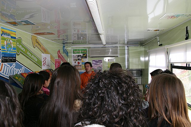 El Infomóvil hace una parada en el IES Villa de Alguazas - 1, Foto 1