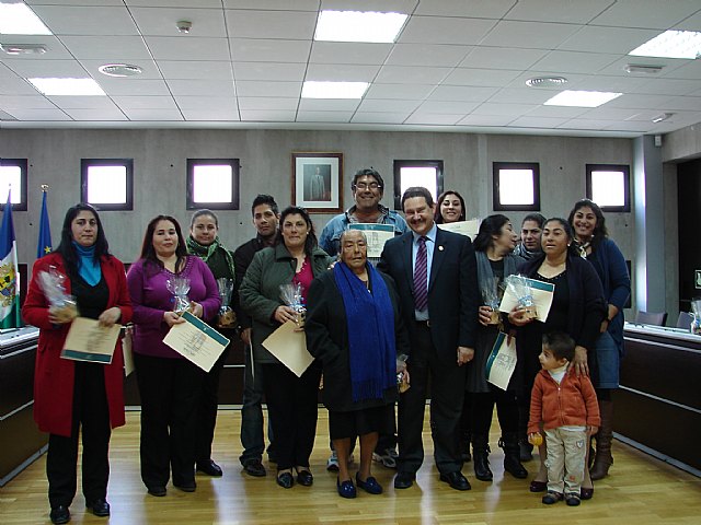 Entrega de Diplomas del Curso de Iniciación a la Informática para el Colectivo Gitano - 1, Foto 1