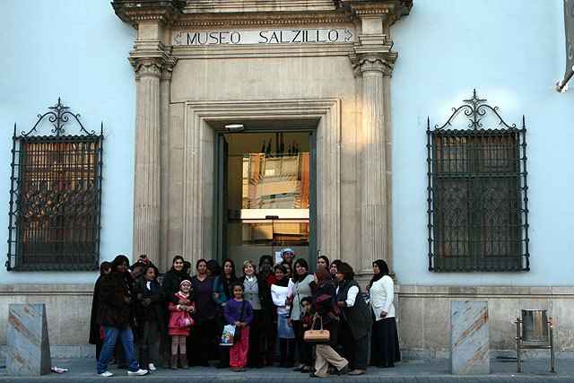 Las mujeres inmigrantes de Alguazas visitan el Museo Salzillo y las principales calles de la capital - 1, Foto 1