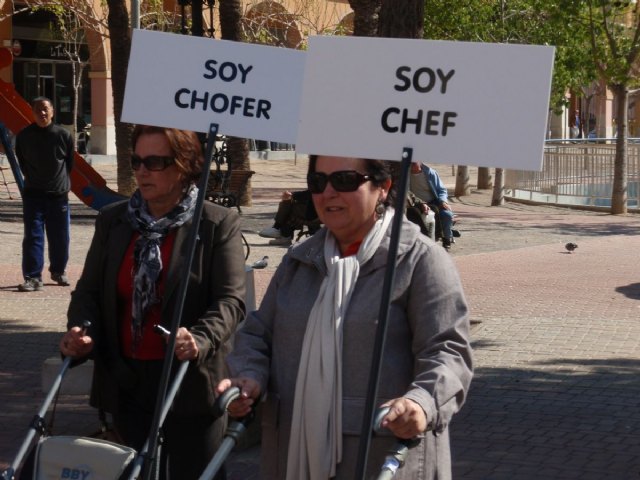 Las mujeres reivindican su papel en la sociedad con una performance a pie de calle - 1, Foto 1
