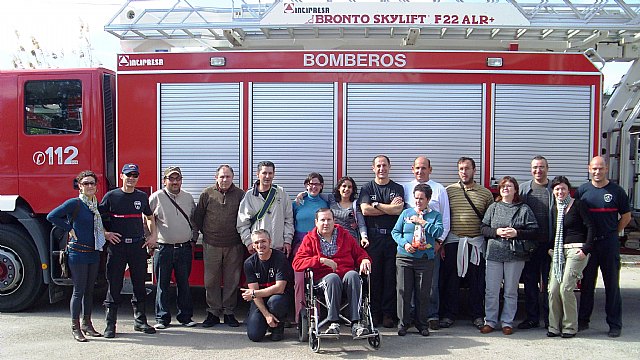 Los usuarios y profesionales del SAP realizan una salida programada al Parque de Bomberos de Alhama-Totana, Foto 1