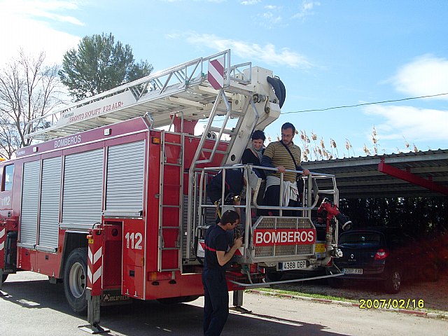 Los usuarios y profesionales del SAP realizan una salida programada al Parque de Bomberos de Alhama-Totana, Foto 3