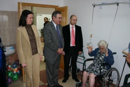 El delegado del Gobierno en Murcia entrega decodificadores de TDT  a los residentes del Palmeral de Los Alcázares - 1, Foto 1