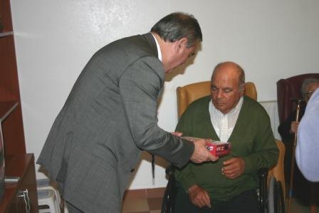 El delegado del Gobierno en Murcia entrega decodificadores de TDT  a los residentes del Palmeral de Los Alcázares - 3, Foto 3