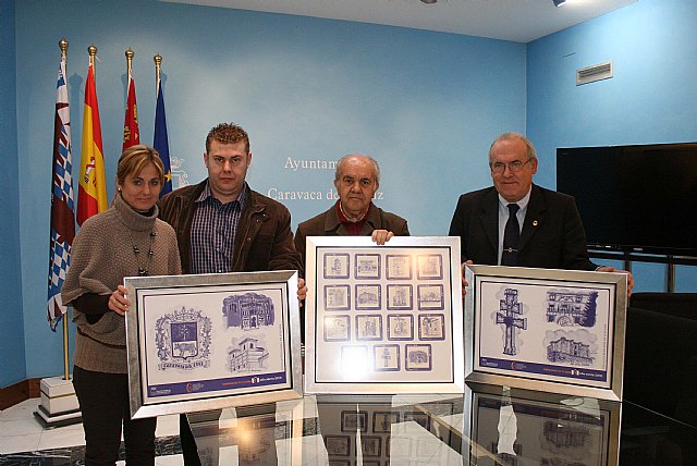 El Ayuntamiento reparte 22.000 salvamanteles y posavasos del Año Santo entre los hosteleros de Caravaca - 1, Foto 1