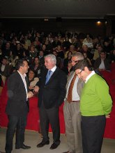 Rafael Gmez recibe a los participantes en la Asamblea Nacional de Coros y Danzas de España.