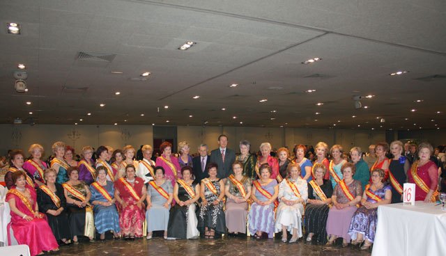 El Alcalde impone la tiara a Pilar Gallego, del centro de Aljucer, tras su elección como Reina de los Mayores 2010 - 1, Foto 1