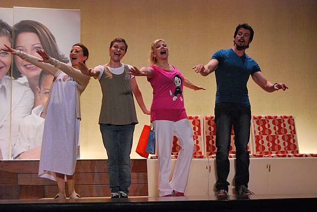 El teatro del Centro Sociocultural La Cárcel se quedó pequeño en la acogida de la obra de teatro Tres, Foto 1