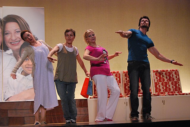 El teatro del Centro Sociocultural La Cárcel se quedó pequeño en la acogida de la obra de teatro Tres, Foto 2