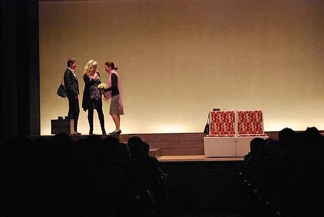 El teatro del Centro Sociocultural La Cárcel se quedó pequeño en la acogida de la obra de teatro Tres, Foto 3