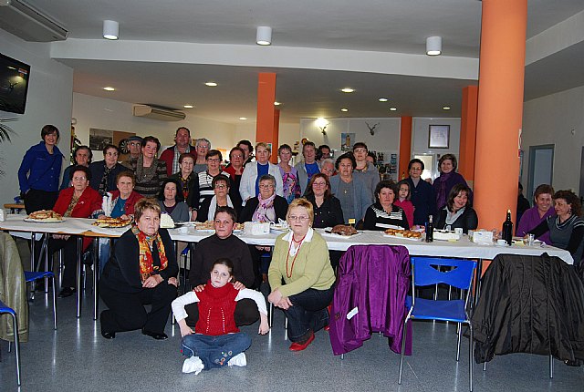 La concejal de Mujer asistió a la degustación de postres y dulces típicos elaborados por la Asociación de Amas y Amos de Casa Igual-Da de El Paretón, Foto 1