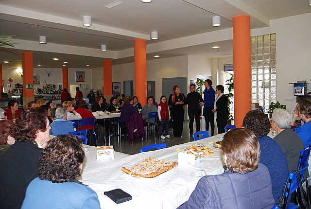La concejal de Mujer asistió a la degustación de postres y dulces típicos elaborados por la Asociación de Amas y Amos de Casa Igual-Da de El Paretón, Foto 2
