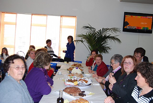 La concejal de Mujer asistió a la degustación de postres y dulces típicos elaborados por la Asociación de Amas y Amos de Casa Igual-Da de El Paretón, Foto 3