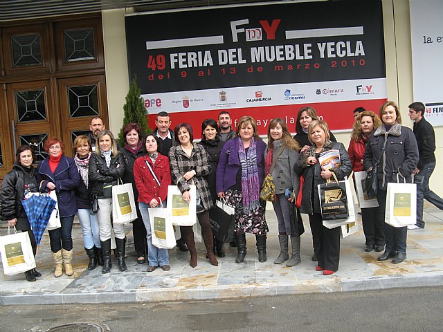 El Taller de Empleo de Bullas realiza una visita didáctica a la 49 Edición de la Feria del Mueble de Yecla - 1, Foto 1