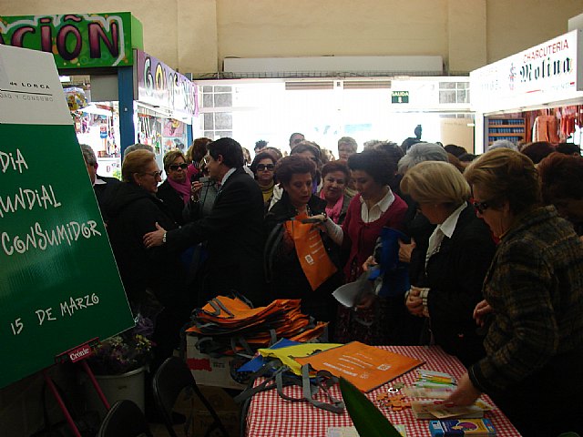 El Ayuntamiento de Lorca celebra el Día del Consumidor repartiendo en la Plaza de Abastos 1.000 bolsas de tela - 1, Foto 1