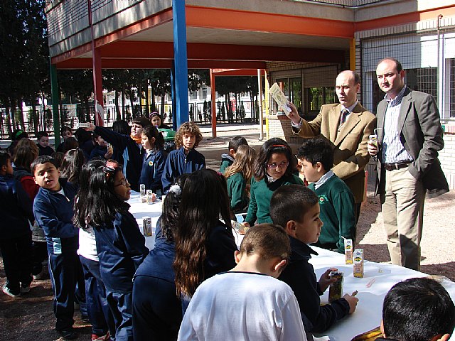 El IMJUVE de Lorca lleva a nueve colegios y tres institutos talleres por una alimentación sana y desayunos saludables - 1, Foto 1