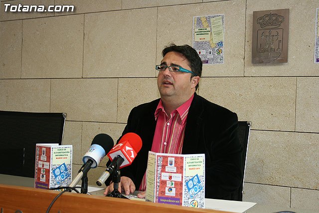 La concejalía de Participación Ciudadana pone en marcha el curso de alfabetización informática, Foto 1