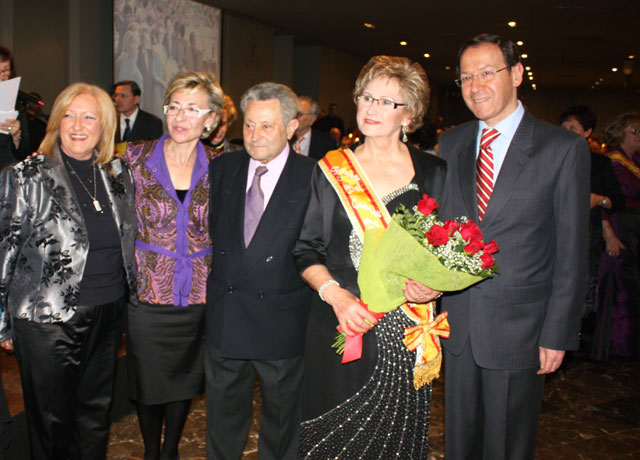 El Alcalde impone la tiara a Pilar Gallego, del centro de Aljucer, tras su eleccin como Reina de los Mayores 2010 - 1