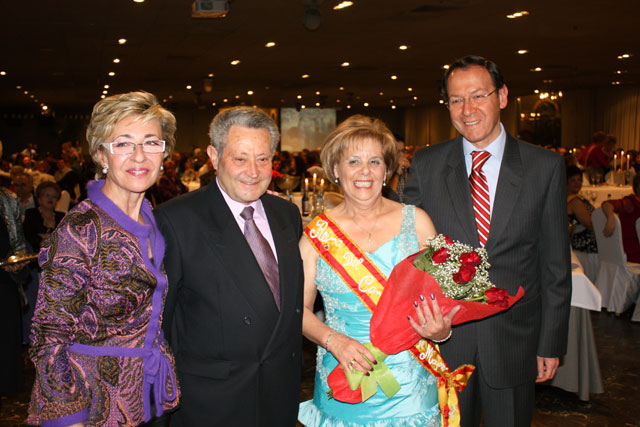 El Alcalde impone la tiara a Pilar Gallego, del centro de Aljucer, tras su eleccin como Reina de los Mayores 2010 - 2