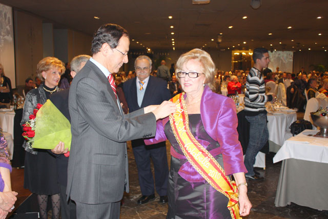 El Alcalde impone la tiara a Pilar Gallego, del centro de Aljucer, tras su eleccin como Reina de los Mayores 2010 - 3